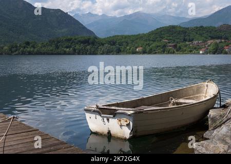 Barca a remi ormeggiata sul lato del lago di Avigliana, piccolo lago di montagna vicino a Torino, Piemonte (Italia) Foto Stock