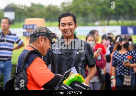 Nitititithorn Thippong di Thailandia festeggia con suo padre dopo aver vinto il Singha Bangkok Open al Bangkok Golf Club di Bangkok, THAILANDIA Foto Stock
