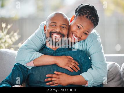 Youve ha reso i miei giorni più luminosi. una donna matura che abbraccia con amore suo marito. Foto Stock