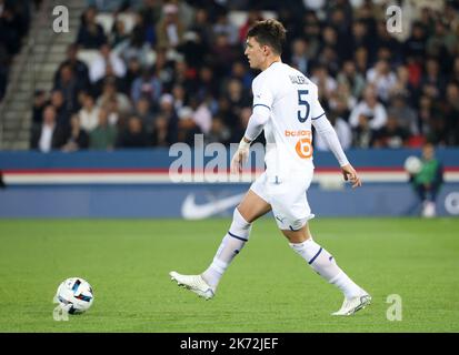 Leonardo Balerdi di Marsiglia durante il campionato francese Ligue 1 partita di calcio tra Parigi Saint-Germain (PSG) e Olympique de Marseille (OM) il 16 ottobre 2022 allo stadio Parc des Princes di Parigi, Francia - Foto Jean Catuffe / DPPI Foto Stock