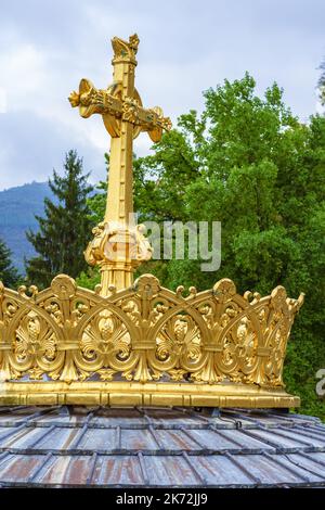 Lourdes, Francia. Settembre 2, 2022. Corona d'oro e croce in cima alla Basilica del Rosario presso il Santuario di Lourdes Foto Stock