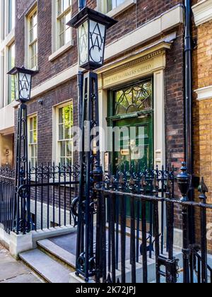 The Art Worker's Guild at 6 Queen Square, Londra. Fondata nel 1884, è un'organizzazione caritativa formata per sostenere le arti visive e l'artigianato. Foto Stock