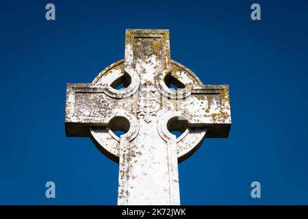 Lapide a croce celtica nel cimitero della chiesa cattolica di San Giuseppe, Pauatahanui, Porirua, Wellington, North Island, Nuova Zelanda Foto Stock