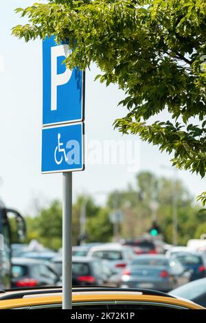 Cartello posto auto riservato, persone disabili con disabilità in pittogramma sedia a rotelle, focus selettivo Foto Stock