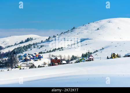 Neve sul paesaggio montano di Zlatibor in inverno, case e alberi sulle colline in questa popolare destinazione di viaggio serba Foto Stock