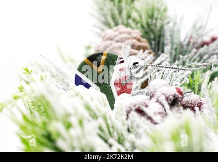 Sfondo colorato di Capodanno con una palla su cui è raffigurata la bandiera del Sud Africa. Il concetto di Capodanno e Natale. Foto Stock