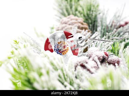 Sfondo colorato di Capodanno con una palla su cui è raffigurata la bandiera della Polinesia francese. Il concetto di Capodanno e Natale. Foto Stock