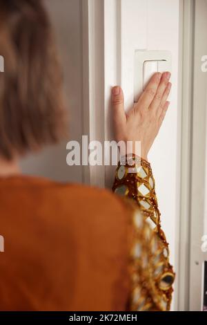 Donna che accende la luce Foto Stock