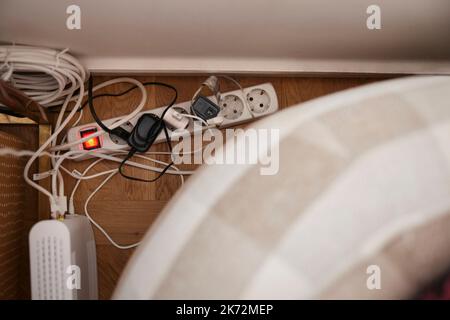 Collega la prolunga dietro il divano Foto Stock