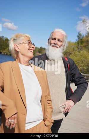 Coppia senior in piedi insieme Foto Stock