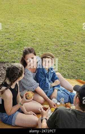 Madre che ha picnic con i bambini Foto Stock