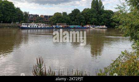 Barche ormeggiate lungo il Tamigi sul lungofiume a Kew< londra, Inghilterra Foto Stock