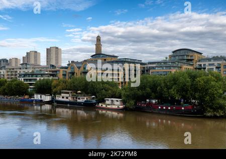 Barche ormeggiate lungo il Tamigi sul lungofiume a Kew< londra, Inghilterra Foto Stock