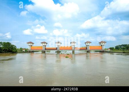 Bangkok, THAILANDIA - 23 settembre 2022: Il regolatore di acqua di Bang Pakong è nel distretto di Bang Kaeo di Chachoengsao questo è scenario molto bello, T Foto Stock