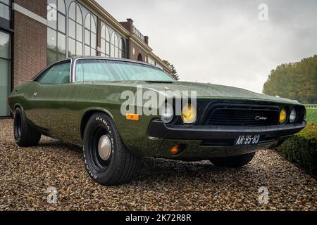 Brummen, Provincia Gelderland, Paesi Bassi, 15.10.2022, Vista frontale del classico Dodge Challenger dal 1972 Foto Stock