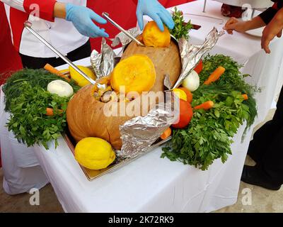 Zucca al forno ripiena di riso, carne e verdure. Cibo nazionale turco Foto Stock