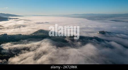 Tramonto sulle colline della Toscana. Bella ripresa aerea di paesaggio panoramico Foto Stock