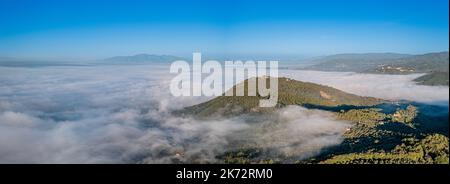 Tramonto sulle colline della Toscana. Bella ripresa aerea di paesaggio panoramico Foto Stock