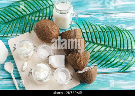 Layout creativo composto da noci di cocco e foglie tropicali. Concetto di cibo Foto Stock