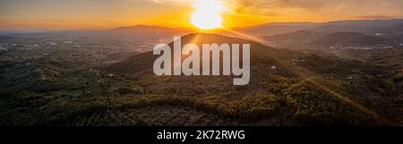 Tramonto sulle colline della Toscana. Bella ripresa aerea di paesaggio panoramico Foto Stock