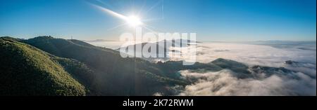 Tramonto sulle colline della Toscana. Bella ripresa aerea di paesaggio panoramico Foto Stock