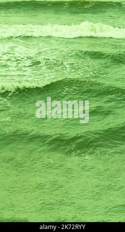 Foto reale mare acqua onde, sfondo astratto, natura potere, verde luminoso più tono in stock Foto Stock