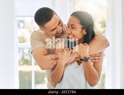 Il mio amore per sempre. una giovane coppia affettuosa a casa. Foto Stock