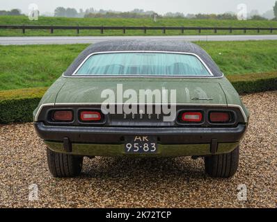 Brummen, Provincia Gelderland, Paesi Bassi, 15.10.2022, Vista posteriore della prima generazione del classico Dodge Challenger dal 1972 Foto Stock