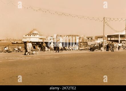 Vintage New Brighton Pier, Regno Unito, 1970, stazione balneare, il famoso molo con il Messico bar e il treno fantasma, turisti che godono il sole, il più lungo del Regno Unito Foto Stock