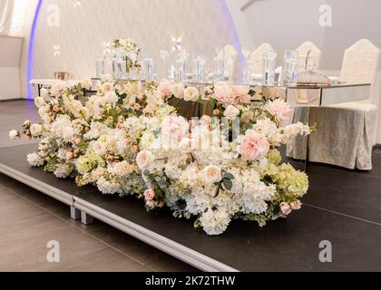 Sposi novelli tavolo a specchio del presidio decorato con fiori e candele Foto Stock