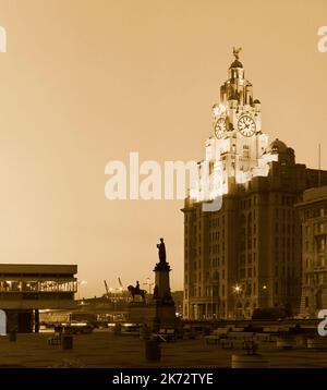 Edifici Liver illuminati, uno dei 'tre grazie' Liverpool, crepuscolo Foto Stock