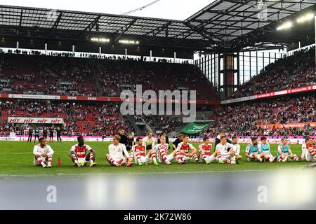 COLONIA, GERMANIA - 16 OTTOBRE 2022: La partita di calcio della Bundesliga 1. FC Koeln vs FC Augsburg. Stadio di calcio Rhein Energie Stadion. Foto Stock