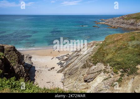 Una piccola insenatura isolata vicino a Little Fistral a Newquay in Cornovaglia nel Regno Unito. Foto Stock