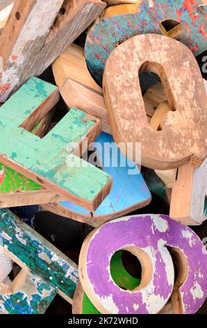 Lettere e numeri di legno colorati in dettaglio Foto Stock