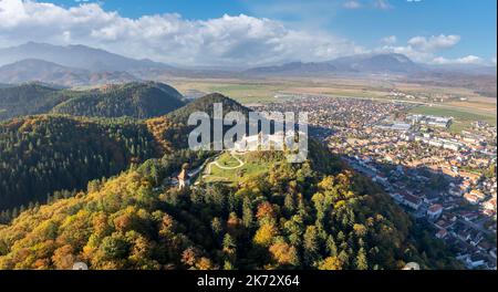 Paesaggio con vista aerea della città di Rasnov nella stagione autunnale, Brasov, Transilvania, Romania Foto Stock