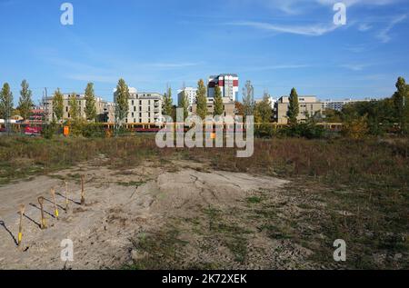 Potsdam, Germania. 17th Ott 2022. Cinque spade sono bloccate nel terreno presso il cantiere di costruzione del deposito d'arte centrale (ZED) per il deposito di scultura dei palazzi e giardini prussiani Fondazione Berlino-Brandeburgo (SPSG). Una cerimonia simbolica ha segnato l'inizio della costruzione del nuovo deposito sul sito dell'ex ReichsbahnausbesserungswerkRAW vicino alla stazione ferroviaria principale di Potsdam. Credit: Soeren Stache/dpa/Alamy Live News Foto Stock