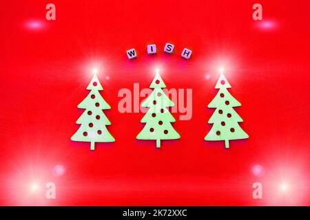 Ornamenti in legno di Capodanno, vista dall'alto. Albero di Natale in legno. Sfondo viola. Stile piatto. Posiziona per testo. Concetto di Natale. Iscrizione desiderio Foto Stock