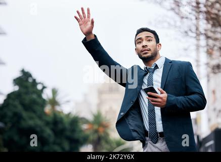 Illumina domani con oggi. un bel giovane uomo d'affari che salutava un taxi. Foto Stock