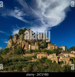 Il bel villaggio in cima alla collina provenzale di la Roque Alric nelle Dentelles de Montmirail, provenza Francia, Foto Stock