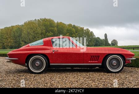 Brummen, Provincia Gelderland, Paesi Bassi, 15.10.2022, vista laterale della classica Chevrolet Corvette Sting Ray del 1960s, seconda generazione Foto Stock