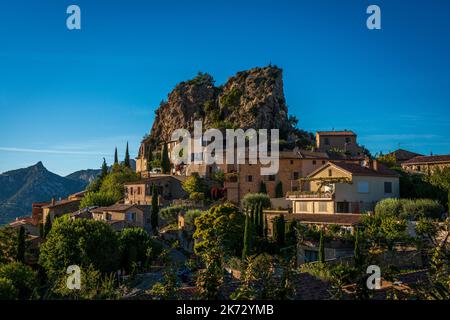 Il bel villaggio in cima alla collina provenzale di la Roque Alric nelle Dentelles de Montmirail, provenza Francia, Foto Stock