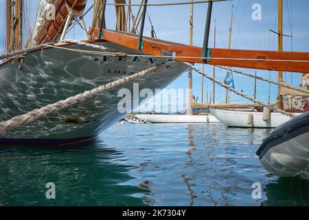 Barche ormeggiate nel porto di Saint Tropez durante la manifestazione Voiles de Saint-Tropez, settembre 2022. Foto Stock