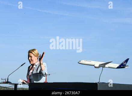 17 ottobre 2022, Brandeburgo, Schönefeld: Sindaco di Berlino Franziska Giffey (SPD) al battesimo del Boeing 787-9 Lufthansa Dreamliner con il nome di Berlino. A sua destra è un modello del velivolo. Foto: Jens Kalaene/dpa Foto Stock