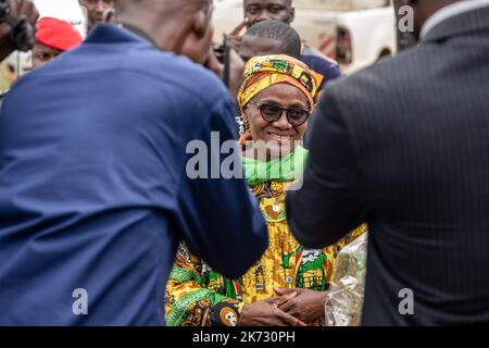 Marie-Thérèse Abena Ondoa (in giallo), Ministro dell'Empowerment delle Donne e della Famiglia, in arrivo alla manifestazione. Foto Stock