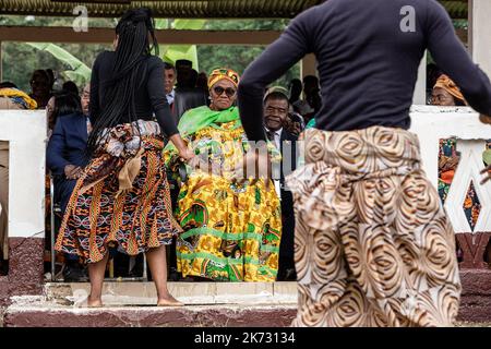 Marie-Thérèse Abena Ondoa, Ministro dell'Empowerment delle Donne e della Famiglia, che guarda i ballerini tradizionali. Foto Stock