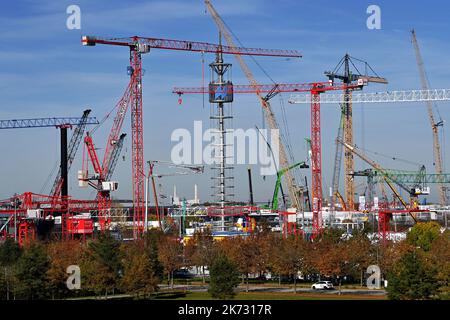 Quando le gru sparano nel cielo - fascino bauma 2022 apre le sue porte dopo l'interruzione di Corona dal 24.-30.10.2022 presso il centro espositivo di Monaco. Il Bauma è la più grande e probabilmente la fiera più impressionante del mondo con oltre 400.000 visitatori. L'indiscussa fiera internazionale impressiona anche per la sua completezza: Tutti i settori. Tutti i leader del mercato. Molte innovazioni. Veicoli da costruzione e attrezzature da costruzione Gru da costruzione, Gru all'aperto della fiera Riem di Monaco. ?SVEN SIMON Photo Agency GmbH & Co. Premere Foto KG # Princess-Luise-St Foto Stock