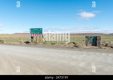 TANKWA, SUDAFRICA - 4 SETTEMBRE 2022: Incrocio tra le strade P2250 e P2252 nel Parco Nazionale Tankwa Karoo Foto Stock