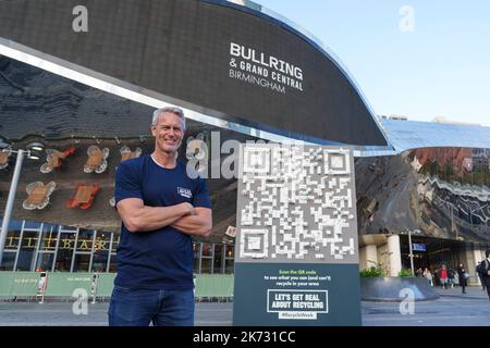 SOLO USO EDITORIALE Mark Foster presenta un codice QR realizzato con materiali riciclati al di fuori della stazione di Birmingham New Street per segnare l'inizio della settimana di riciclaggio di Recycle Now 2022. Data immagine: Lunedì 17 ottobre 2022. Foto Stock