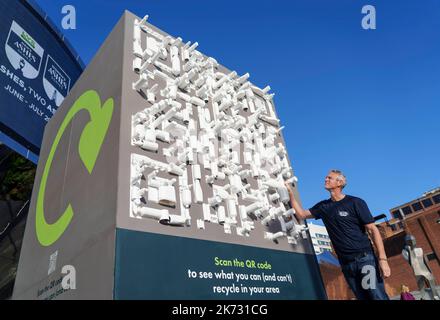 SOLO USO EDITORIALE Mark Foster presenta un codice QR realizzato con materiali riciclati al di fuori della stazione di Birmingham New Street per segnare l'inizio della settimana di riciclaggio di Recycle Now 2022. Data immagine: Lunedì 17 ottobre 2022. Foto Stock