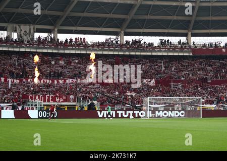 Supporters of Torino FC durante la Serie A match beetween Torino FC and Juventus FC allo Stadio Olimpico il 15 ottobre 2022 a Torino. Foto Stock